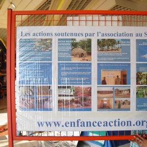 Exposition dans la galerie marchande - Cette photo présente une exposition qui c'est faite dasn la galerie marchande du E. Leclerc de Boulazac en 2007. Cette exposition a été possible avec l'aide de quelques élèves en Techniques de Commercialisation de l'IUT de Périgueux.